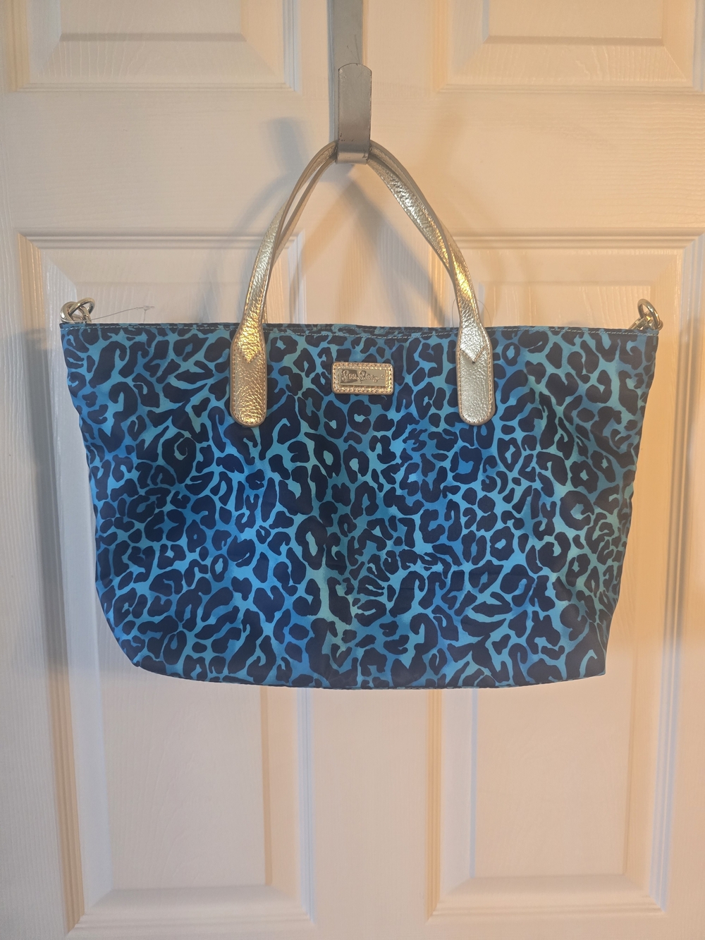 BNWT Lilly Pulitzer Blue Leopard Evita Tote With Adjustabke Strap & Gold Handles - Picture 11 of 12